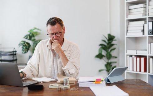 Antreprenor analizând cash flow-ul companiei - gestiune financiară