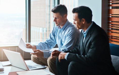 Antreprenori analizând Legea 296/2023 pentru dezvoltarea IMM-urilor