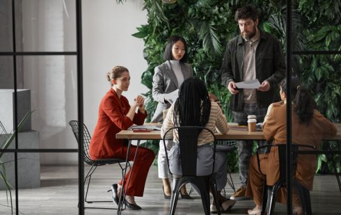 Întâlnire de afaceri - decizie între PFA sau SRL pentru antreprenori