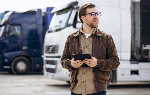 Șofer de camion cu tabletă - sistem RO e-Transport pentru monitorizare