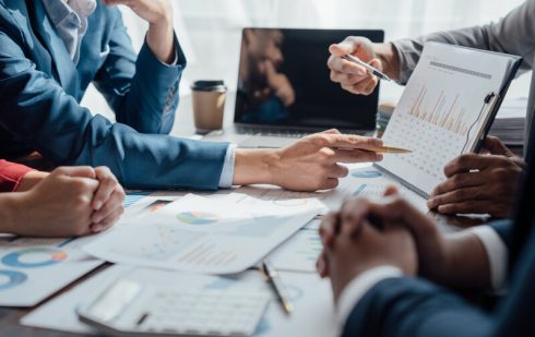 Profesioniști financiari analizând grafice și date privind indicii ROBOR și IRCC și impactul acestora asupra dobânzilor la credit