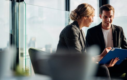 Doi parteneri de afaceri discutând despre majorarea capitalului social al firmei într-un birou modern