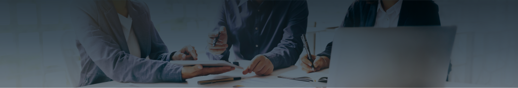 Banner cu echipă de afaceri semnând documente și logo-ul Băncii Naționale a României, ilustrând acreditarea oficială a PragmaGO de către BNR ca instituție de finanțare reglementată