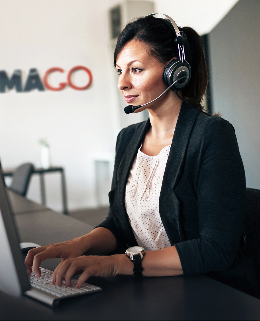 Angajat PragmaGO care servește clienții