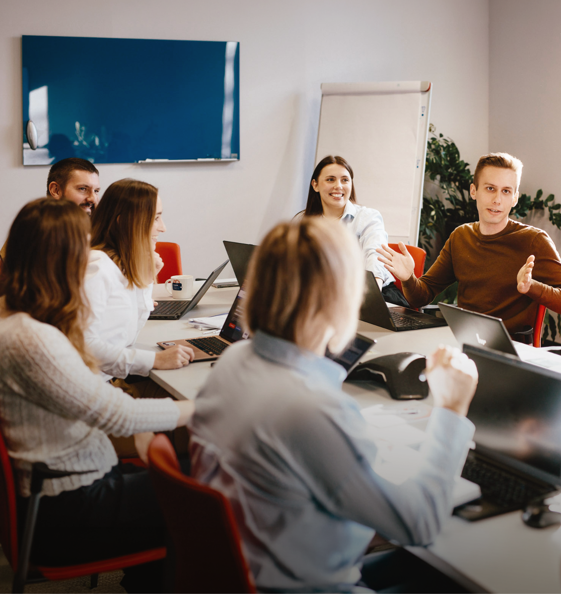 Echipa PragmaGO România în ședință de lucru animată în sala de conferințe, ilustrând apartenența la Grupul PragmaGO – lider fintech în Europa Centrală cu peste 30 de ani de experiență în finanțarea IMM-urilor, portofoliu de €155M+ și 26.000+ clienți activi în CEE