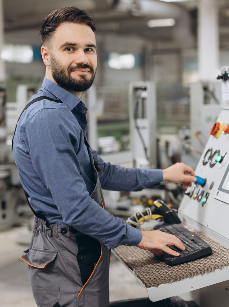 Lucian, producător de ambalaje din carton, la panoul de comandă al unui utilaj din fabrică